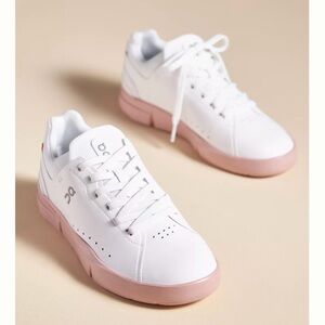 On The Roger Advantage Sneakers.